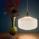 Suspension globe vintage en opaline blanche
