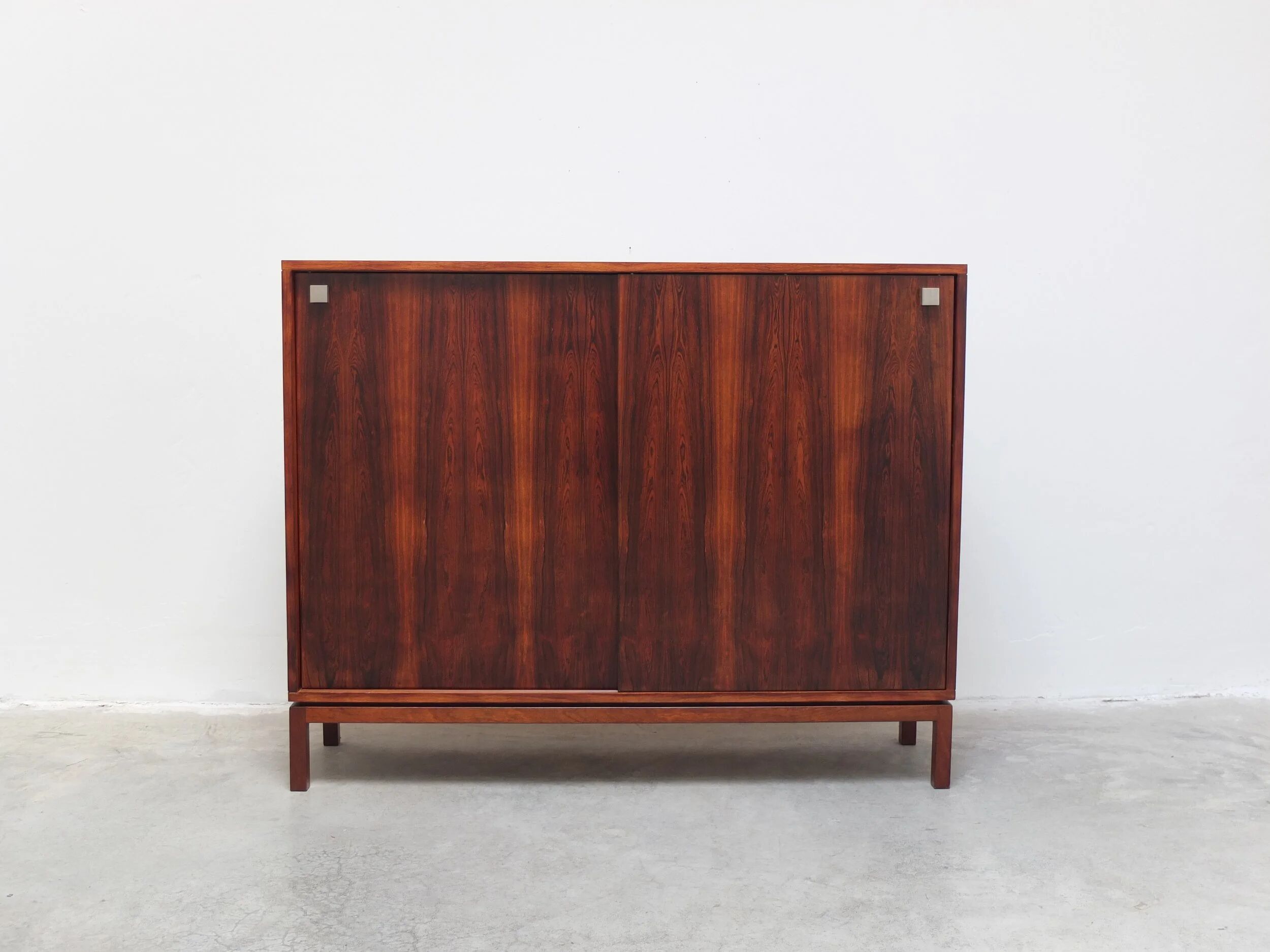 Cabinet en palissandre avec portes coulissantes par Alfred Hendrickx pour Belform, années 1960.