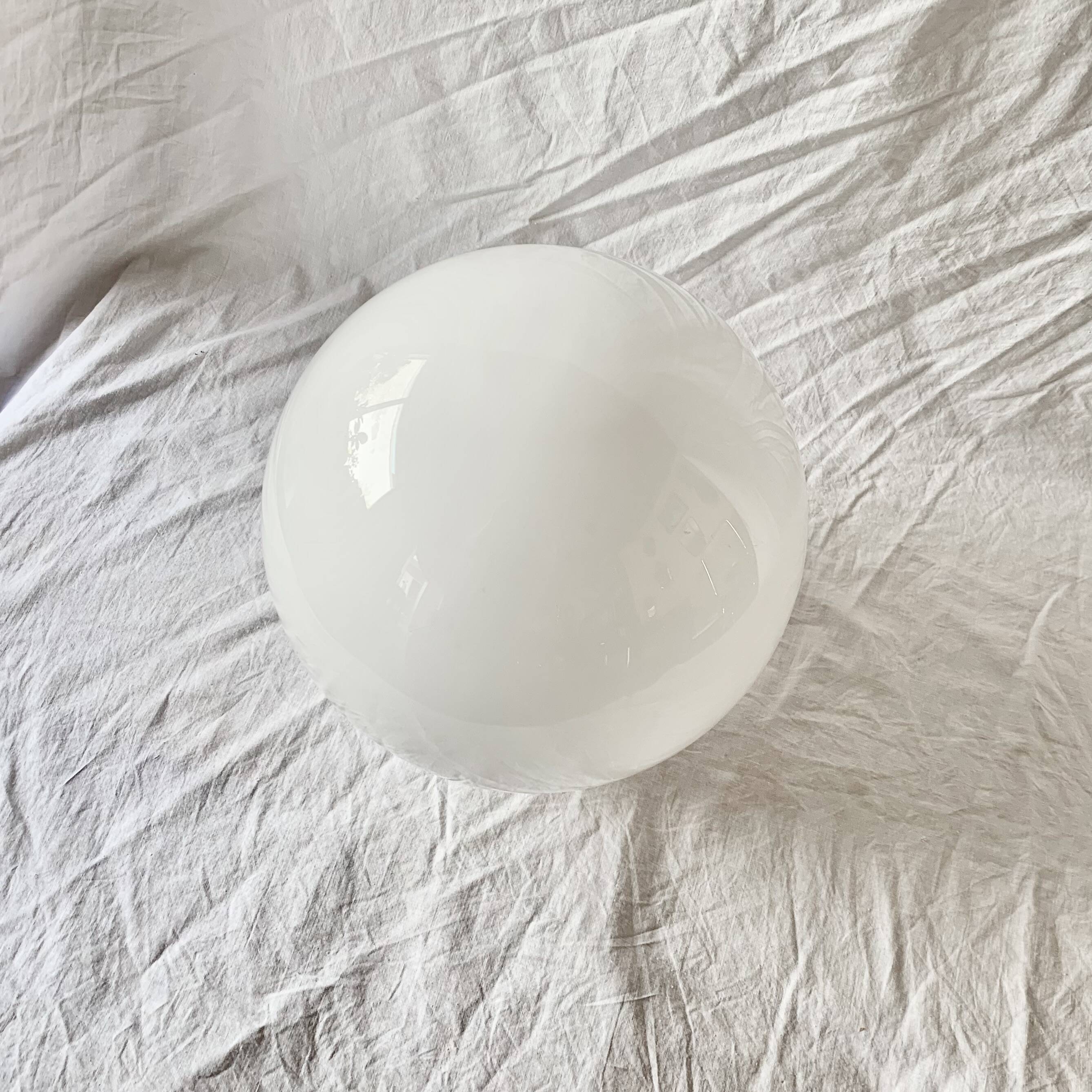 Globe boule vintage en opaline blanche - 28 cm