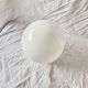 Globe boule vintage en opaline blanche - 28 cm