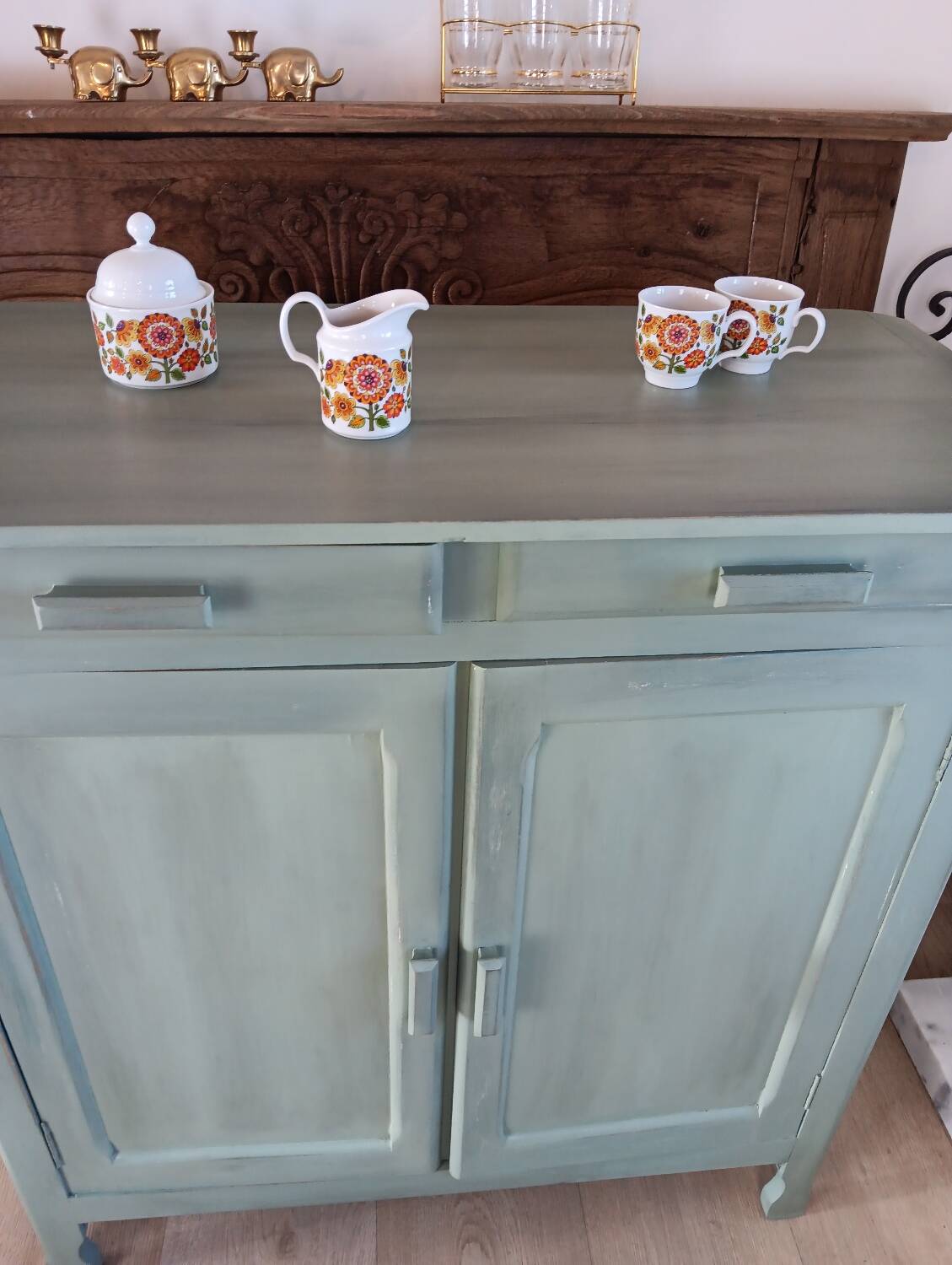 Green Parisian buffet