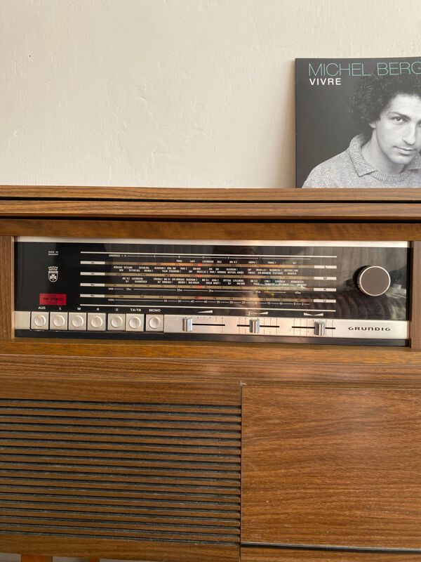 Meuble hi-fi vintage Grundig années 60/70 – radio & platine vinyle int
