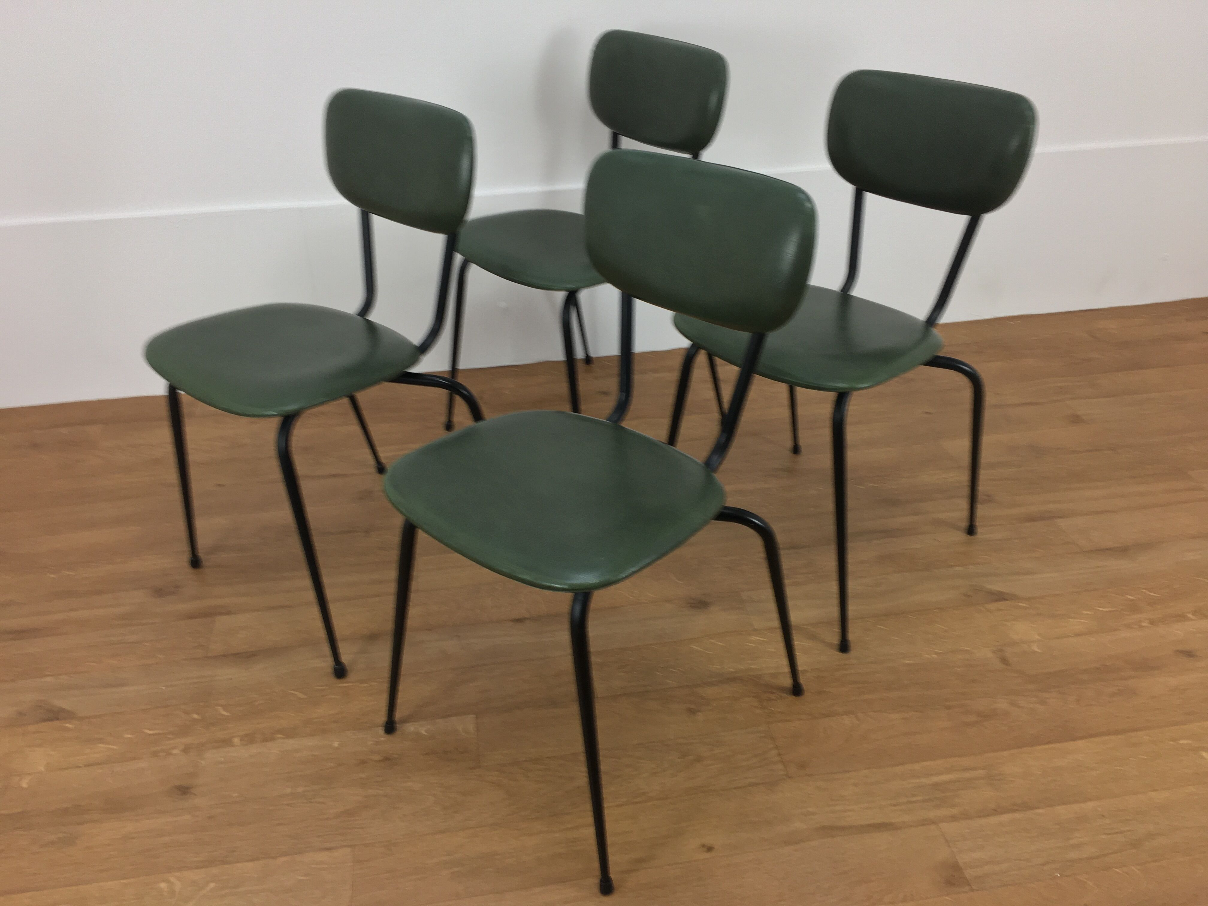 Set de 4 chaises années 50, métal et skaï vert