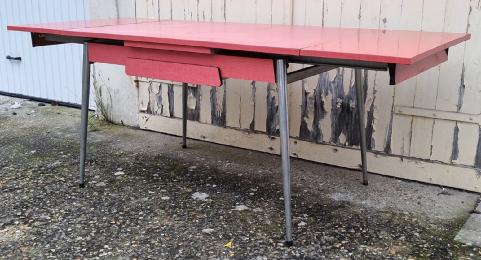 Red / pink formica table and its 4 chairs, vintage 70s.