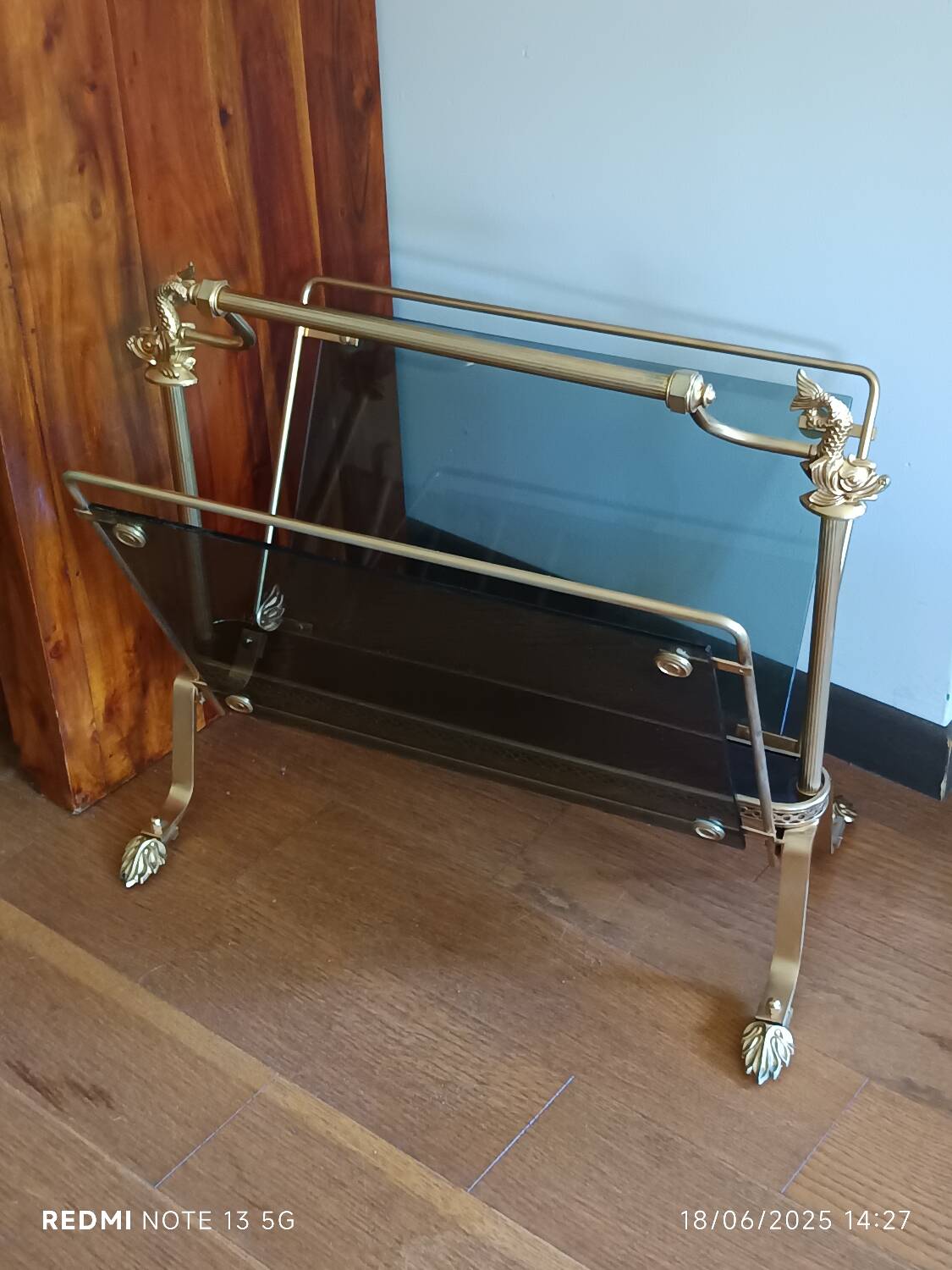 porte revues en bronze et verre teinté 1950 à pieds griffés