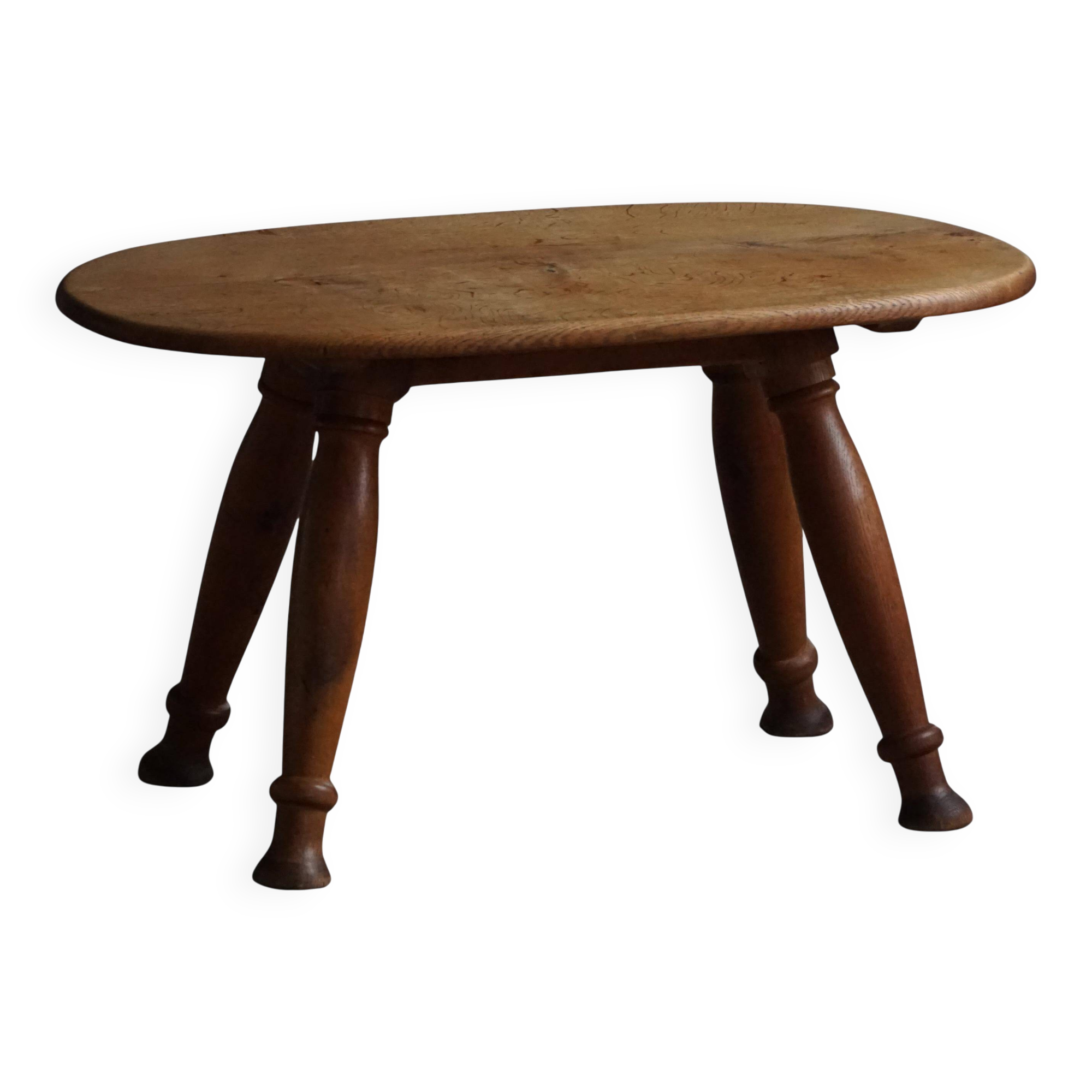 Mid-20th century Danish coffee table / side table in oak, Otto Færge, 1940s.