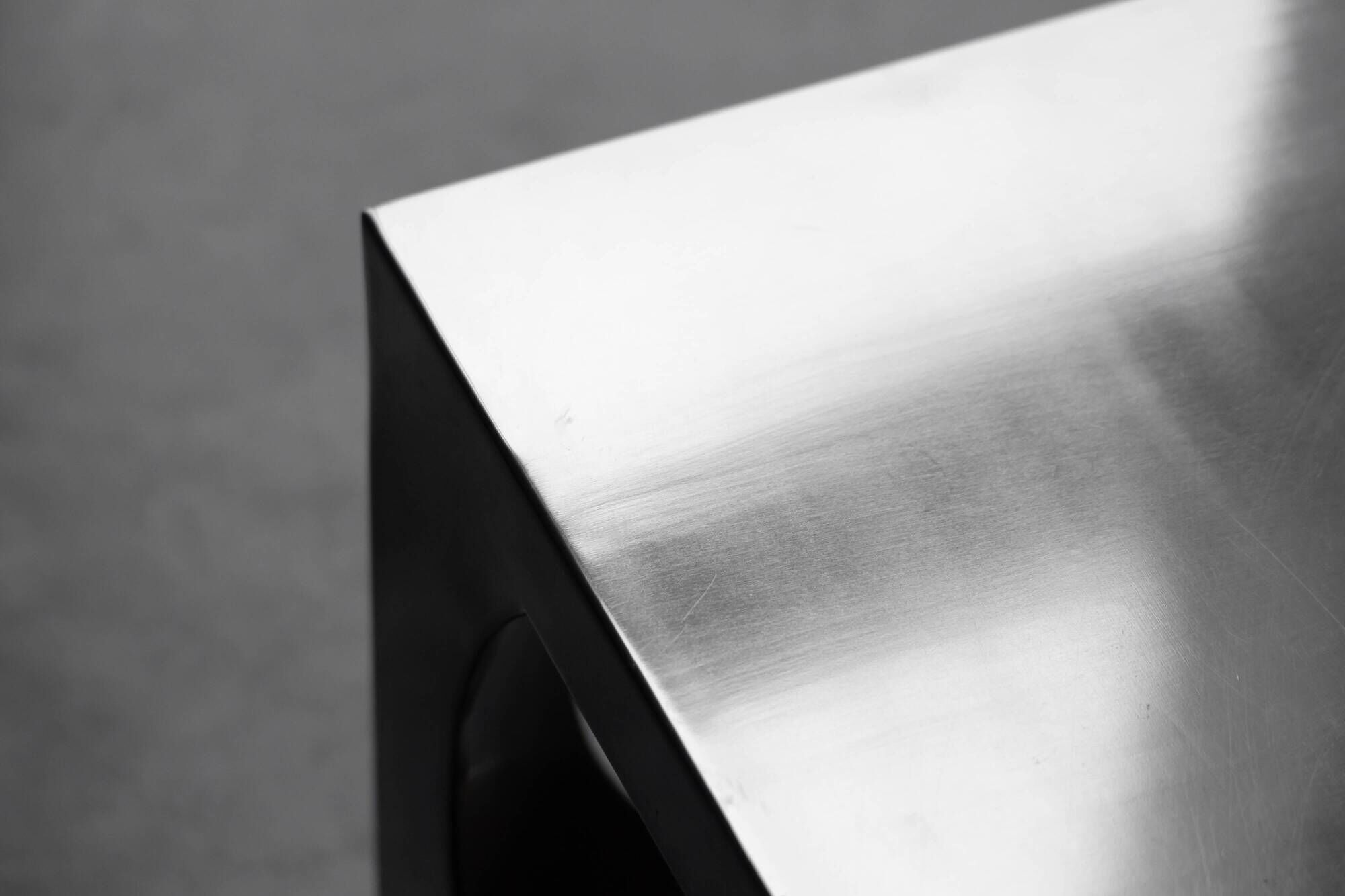Tables d'appoint modernistes en aluminium, Italie, années 1970