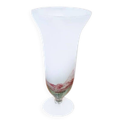 Vase trompette sur pied en verre soufflé.