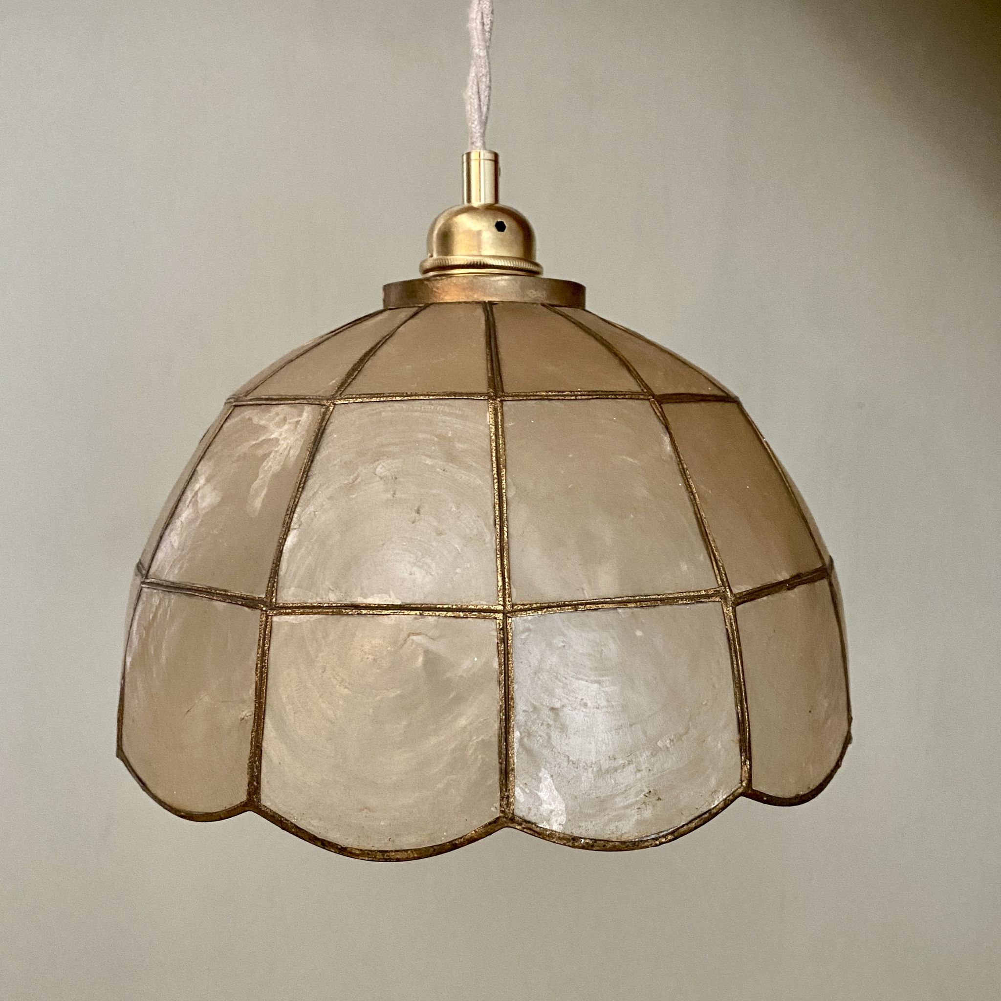 Vintage suspension lamp in mother-of-pearl and brass