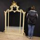 Grand miroir laqué et doré de style Louis XV du 20e siècle.