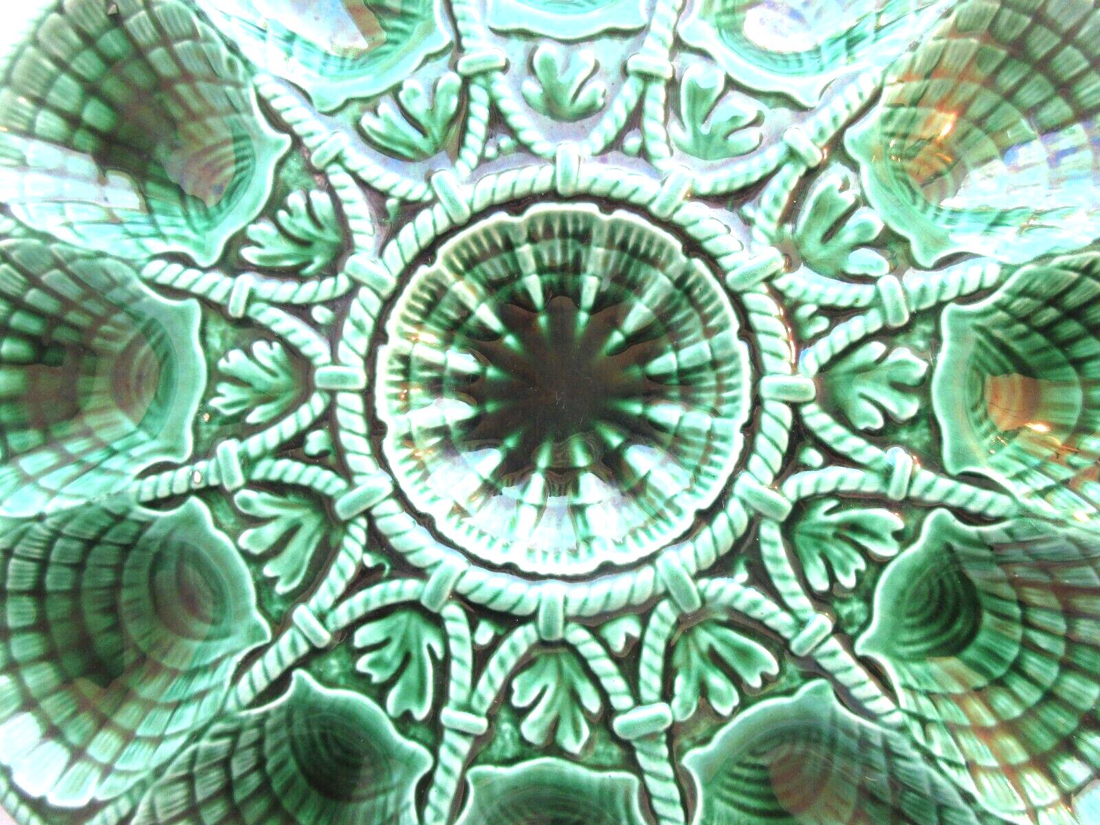 Art Deco oyster dish in green slip signed Sarreguemines DV, 12 oysters