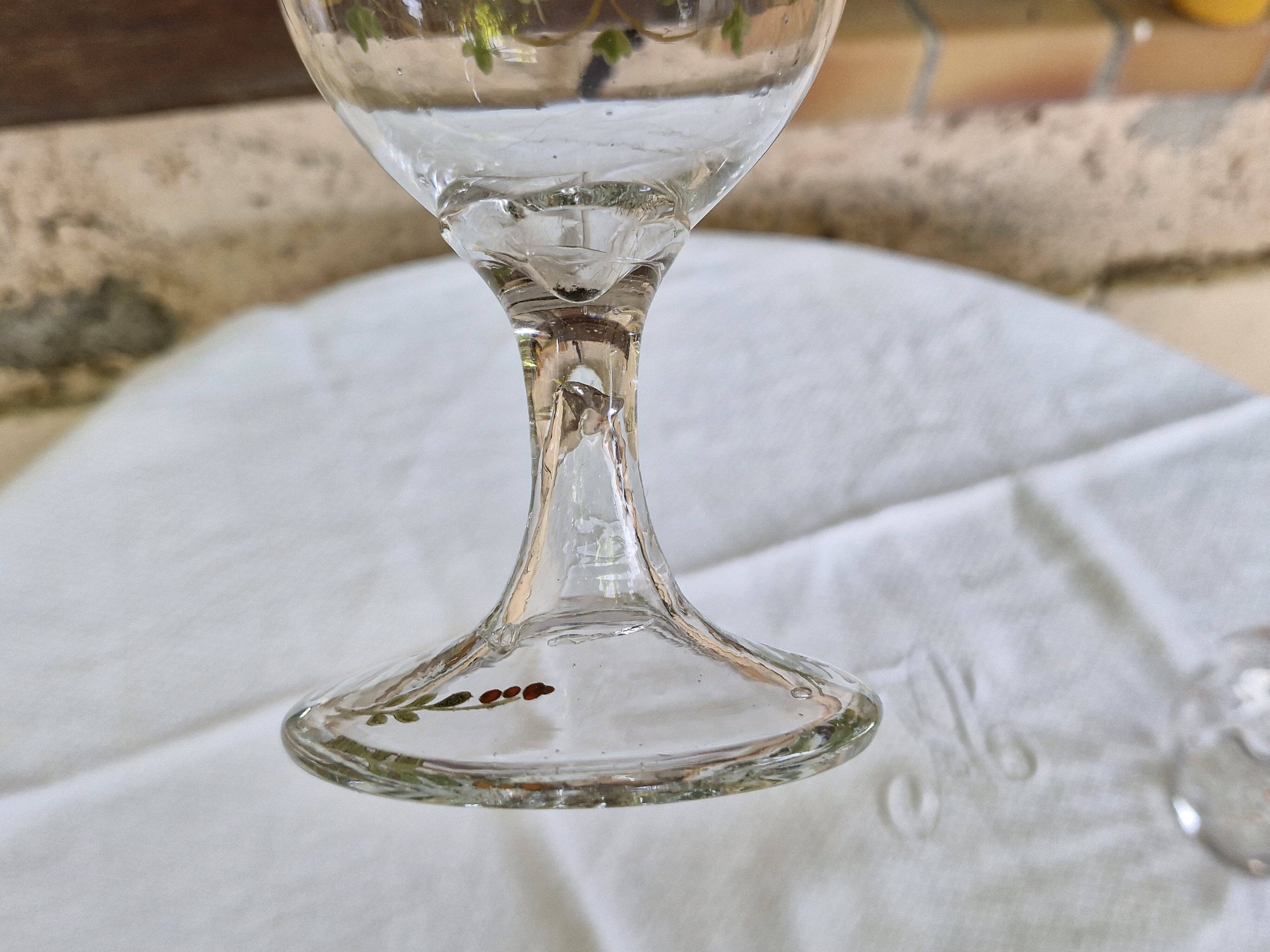Grand verre ancien émaillé décor floral