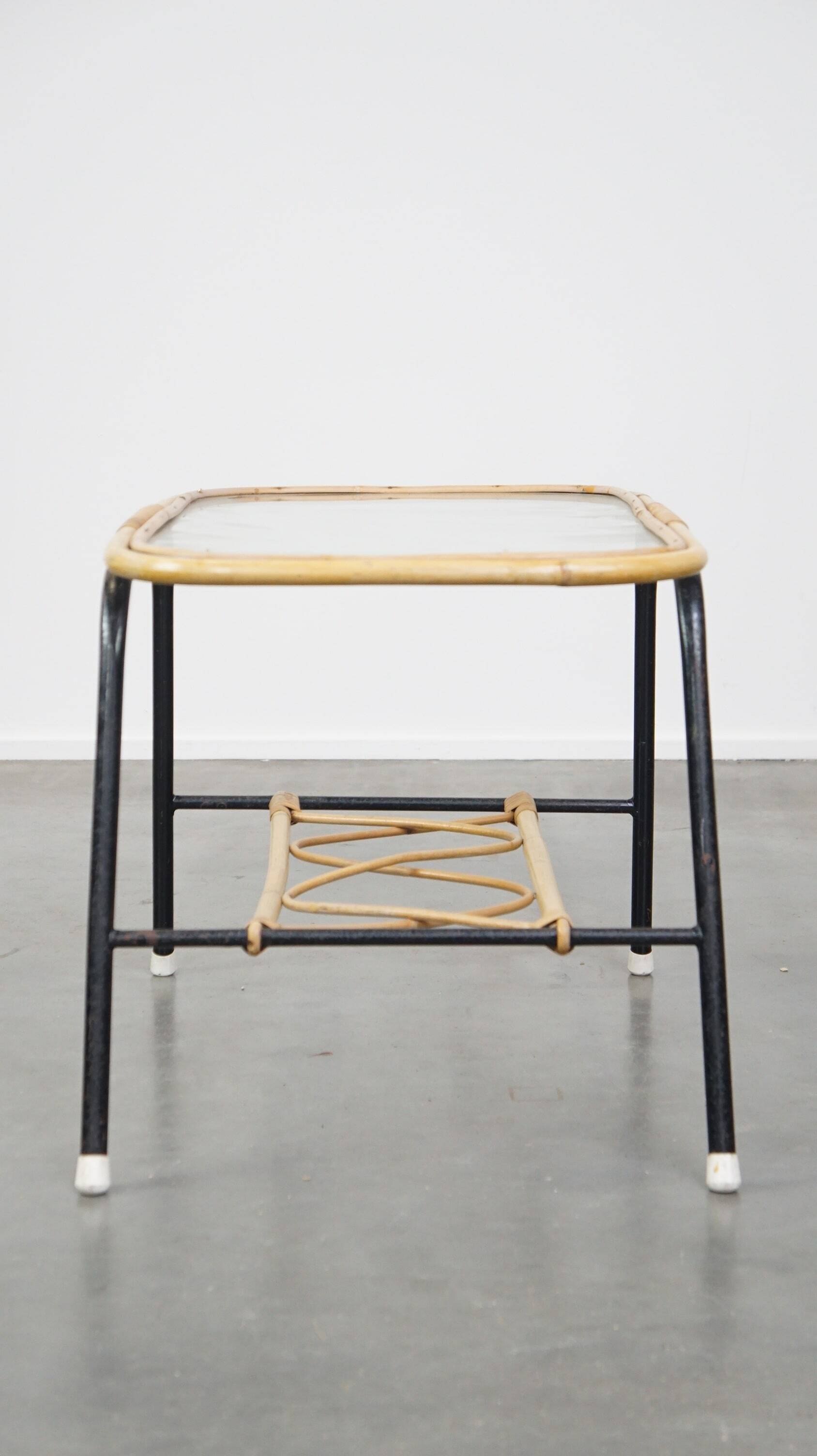 Table basse vintage en rotin des années 1960 avec un plateau en verre et une structure en métal