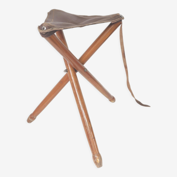 Foldable tripod stool in wood and leather