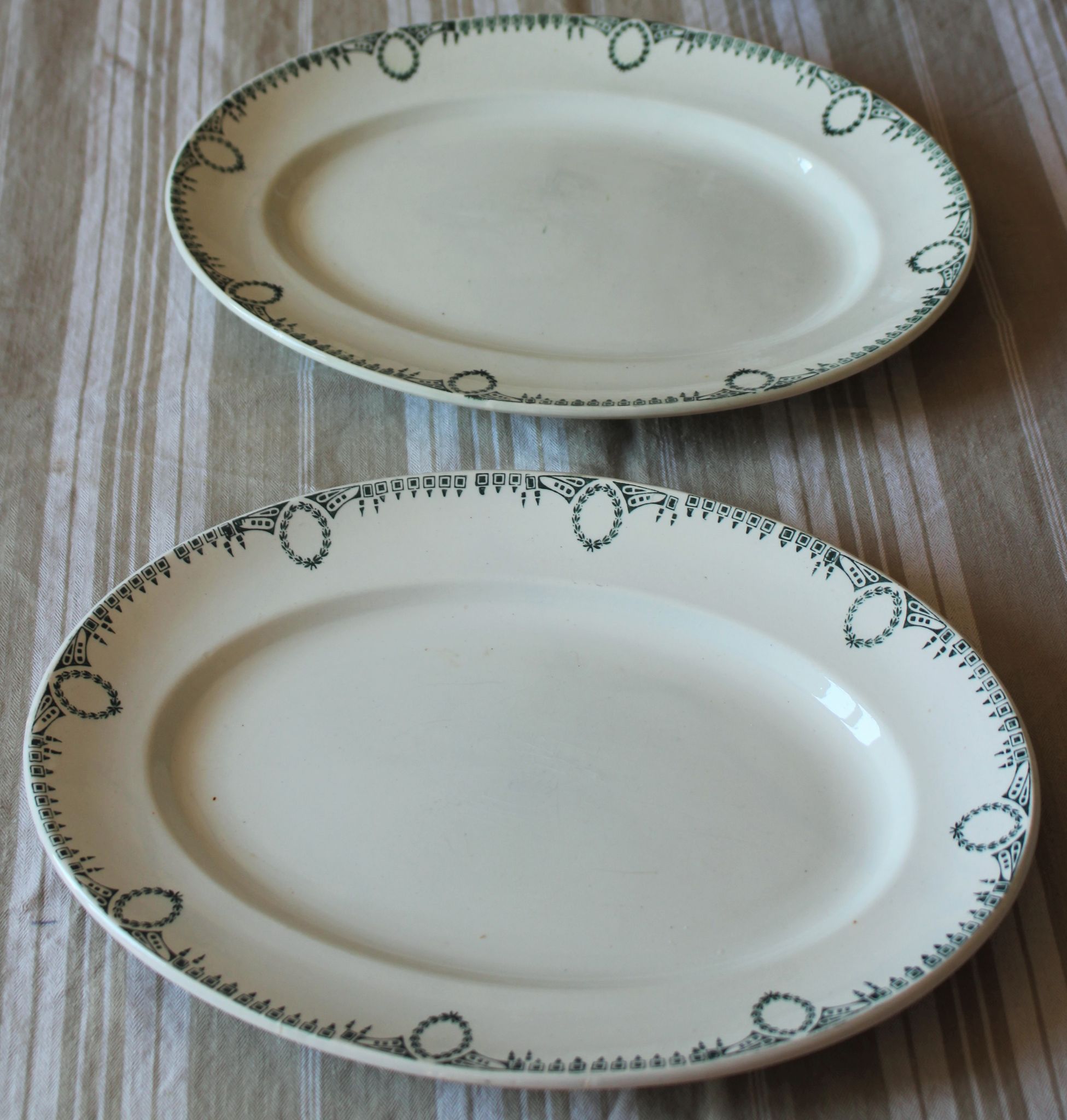 Lot 2 oval dishes Terre de fer Saint Amand swan