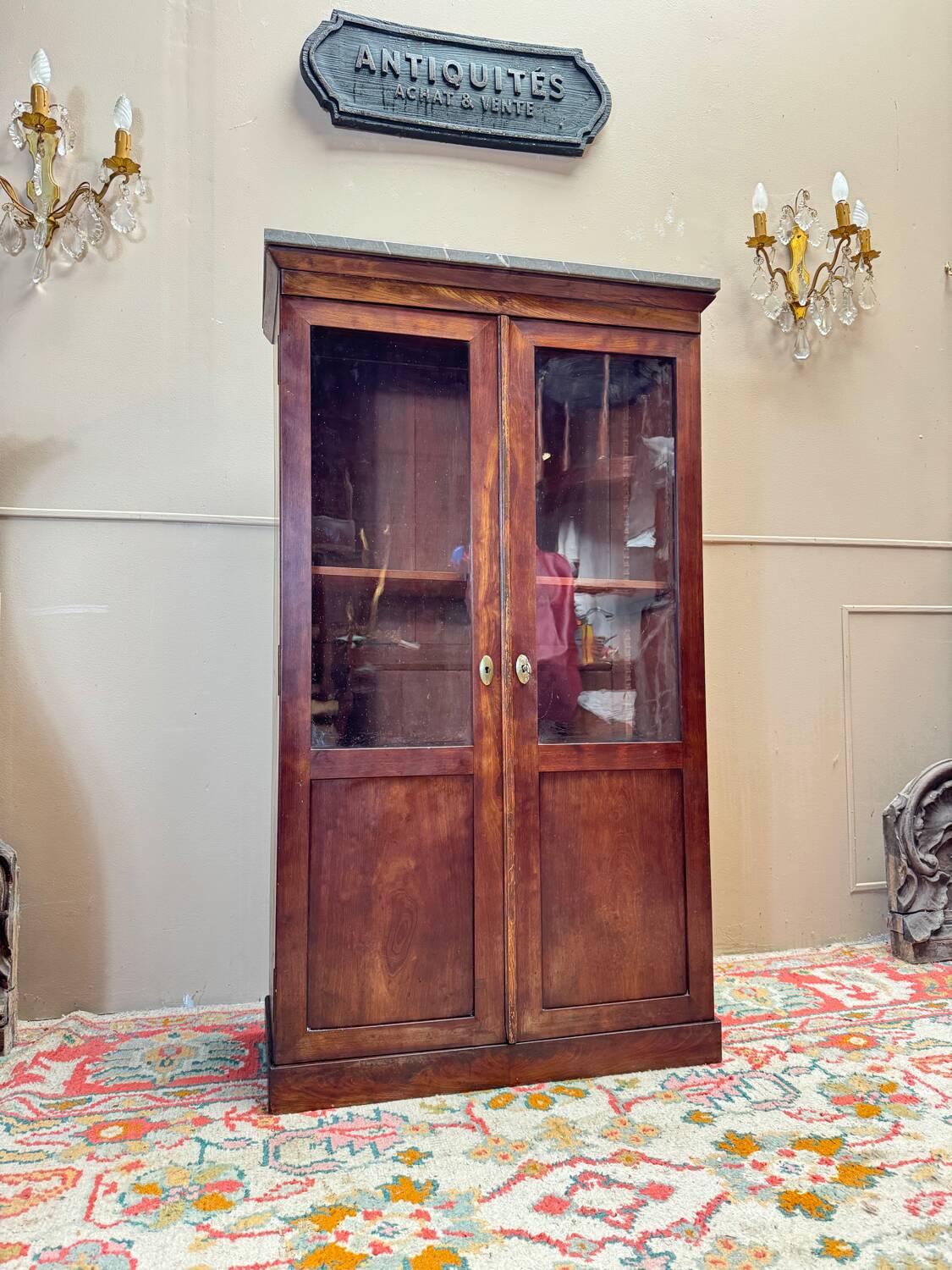 Display cabinet forming a mahogany card index from the restoration period