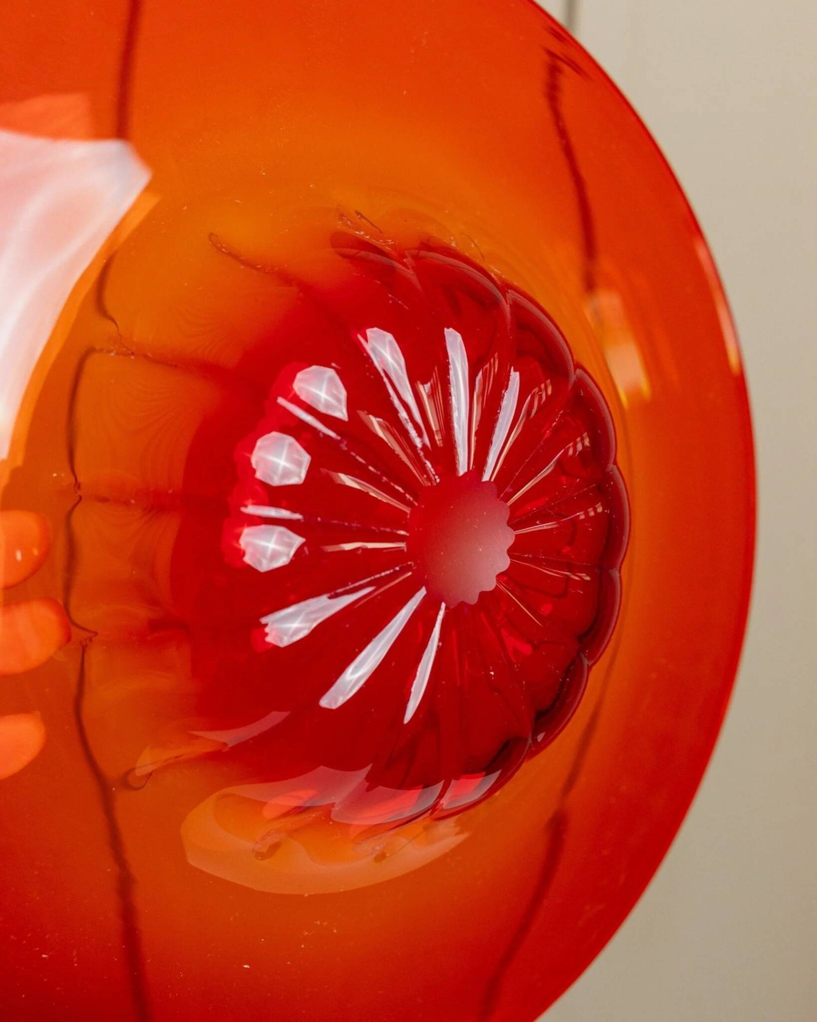 Bol en verre de Murano XL, années 1920, rouge vif avec médaillon central strié, verre décoratif.