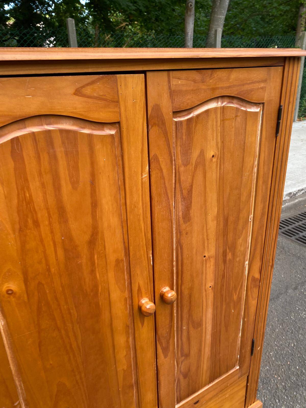 Solid wood chest of drawers from the 1980s.