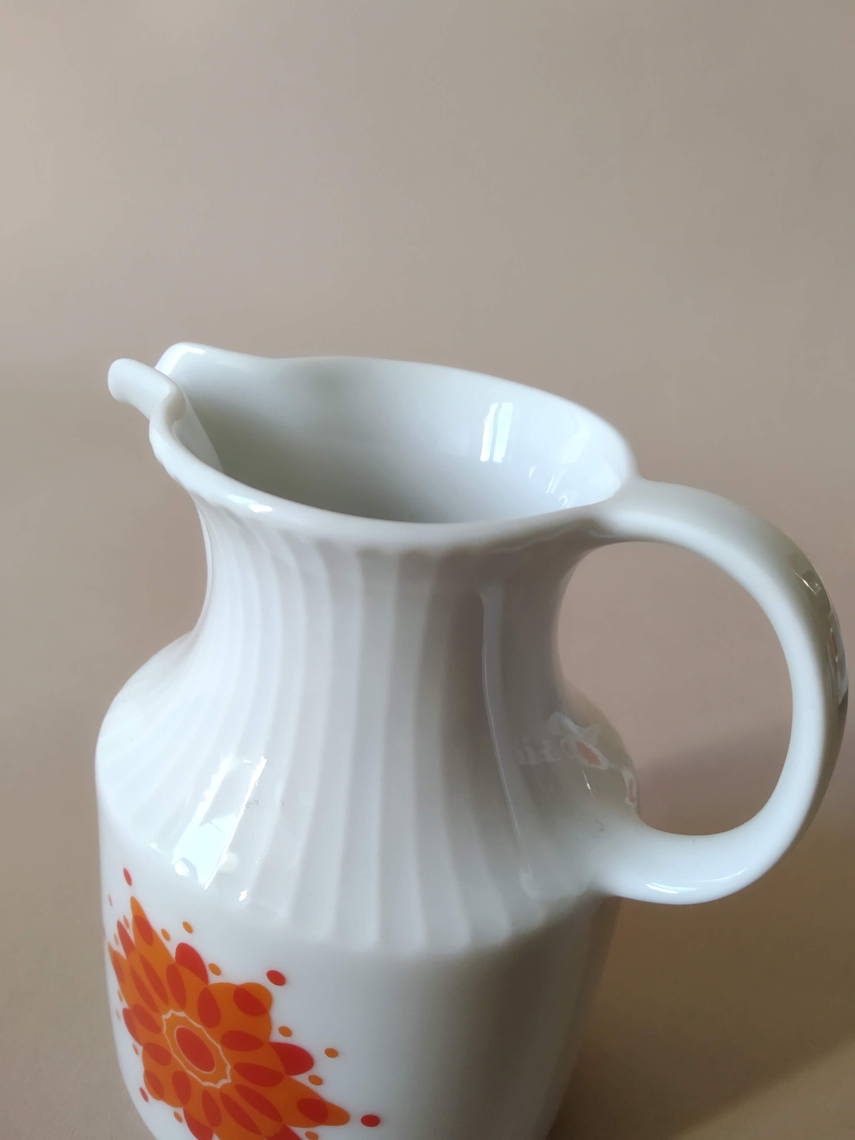 Lot 12 tasses à café et pot à lait en porcelaine Ak Kaiser années 70