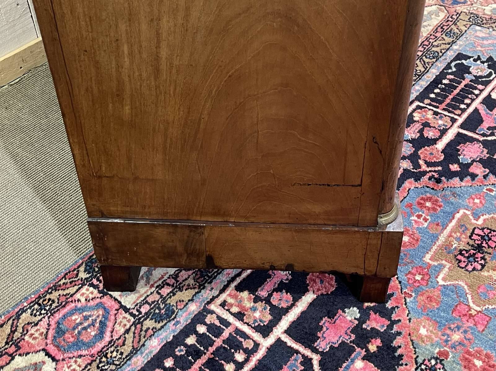 Buffet Empire début XIXème en acajou et dessus marbre noir