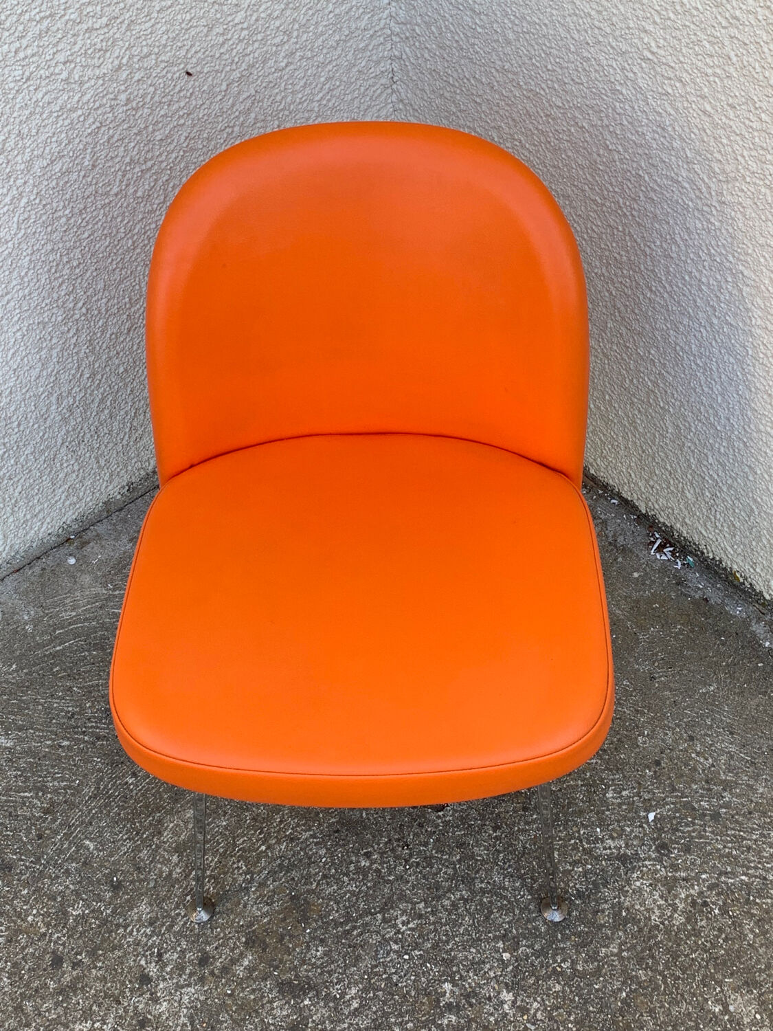 Chauffeuse vintage orange skaï et chrome 1970