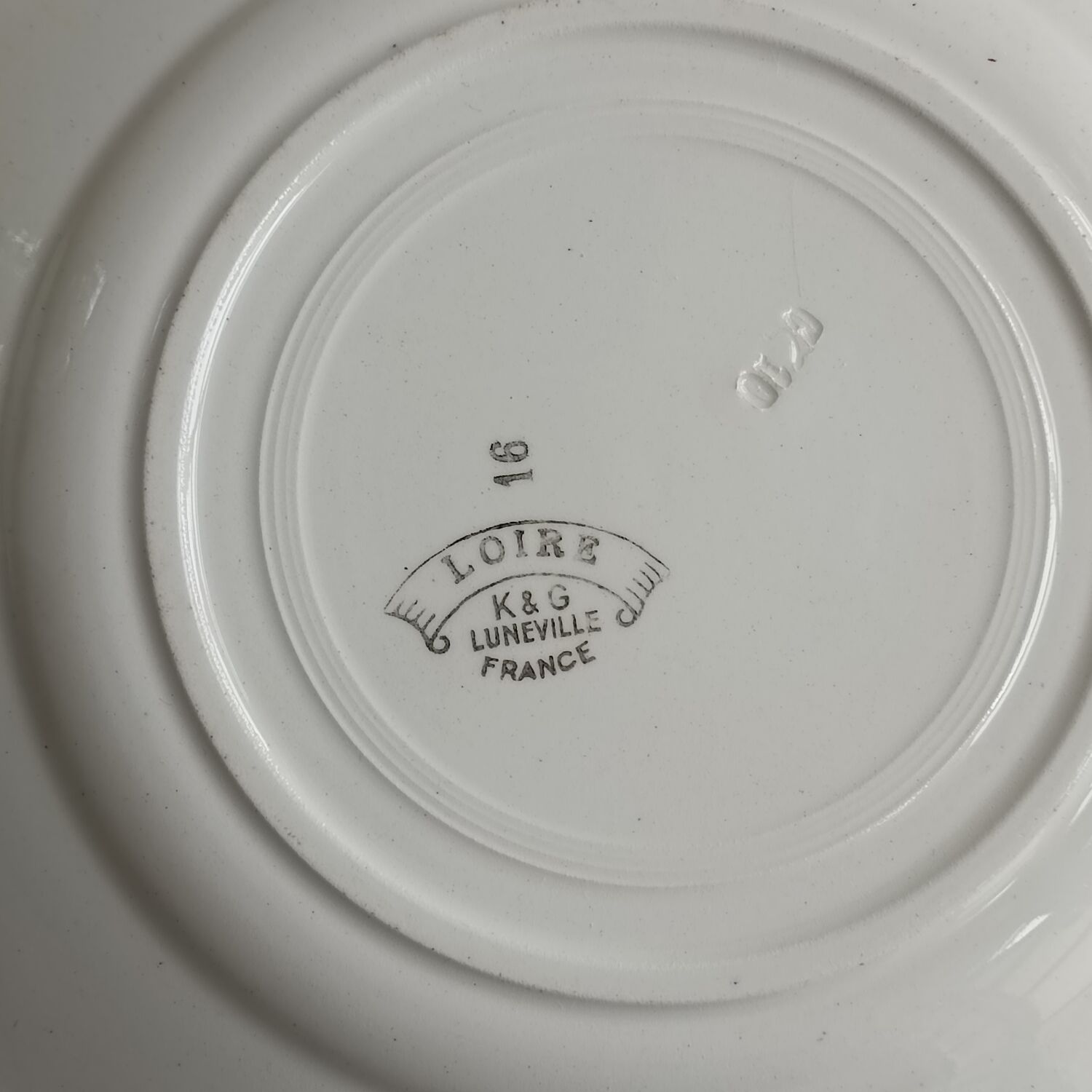 Set of 2 mismatched plates Lunéville and Saint Amand
