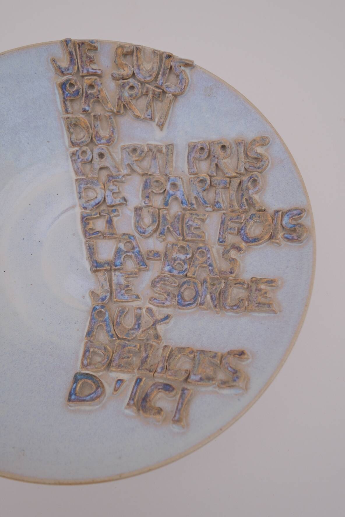 Plat décoratif signé en céramique, 1970