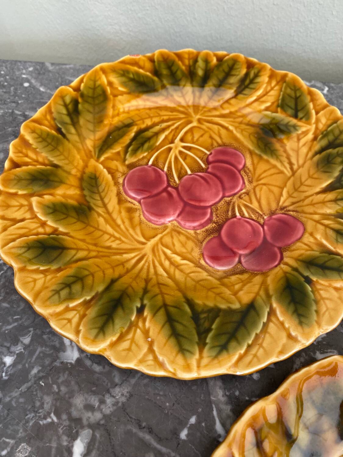 Assiette barbotine fruits
