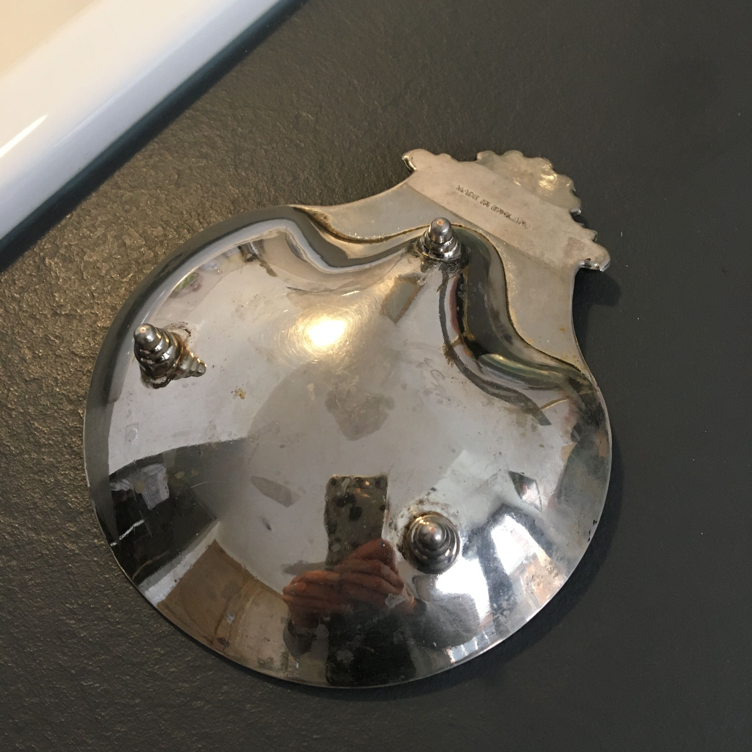 Cup door wears silver metal shell soap