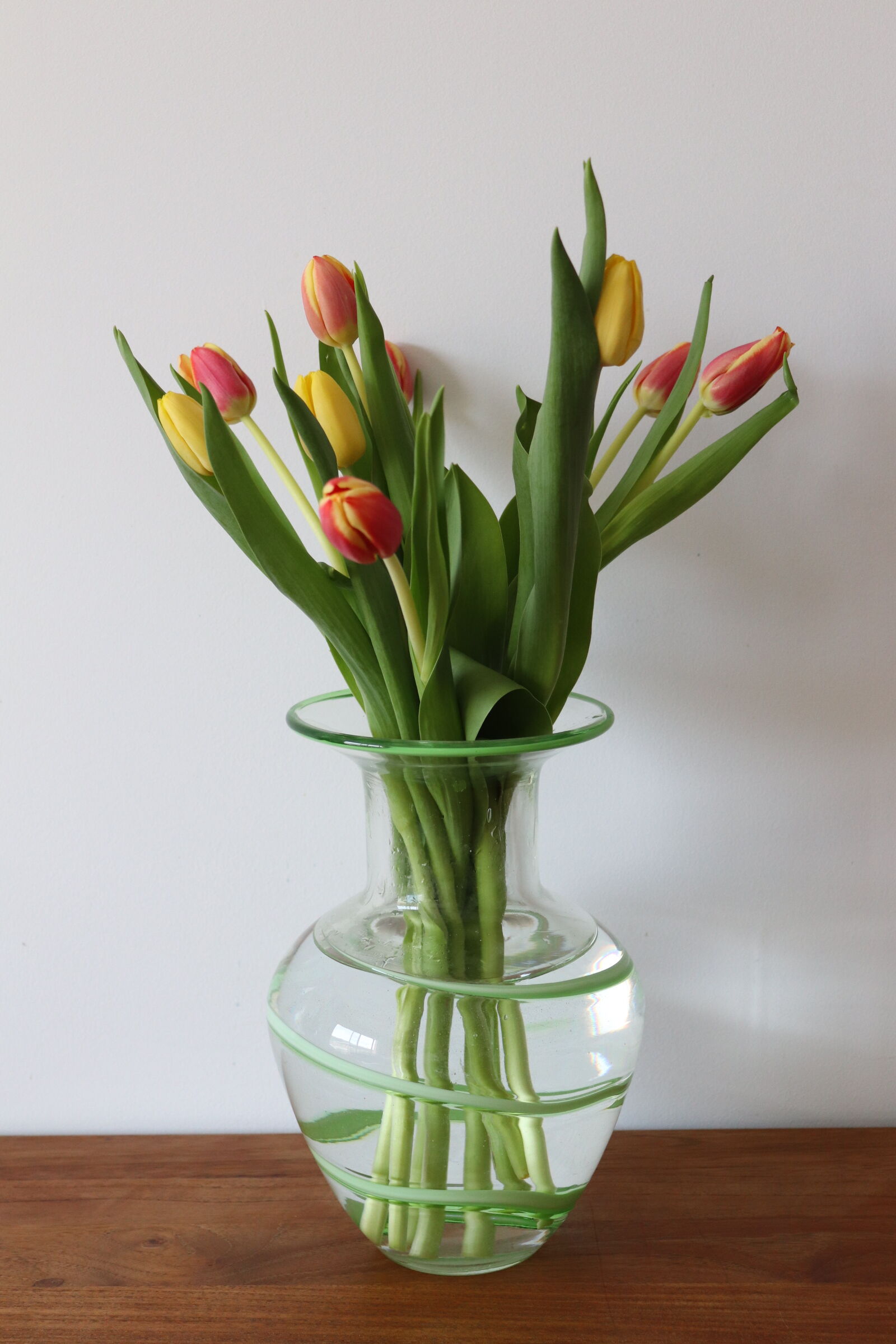 Vase en verre soufflé à motif vert