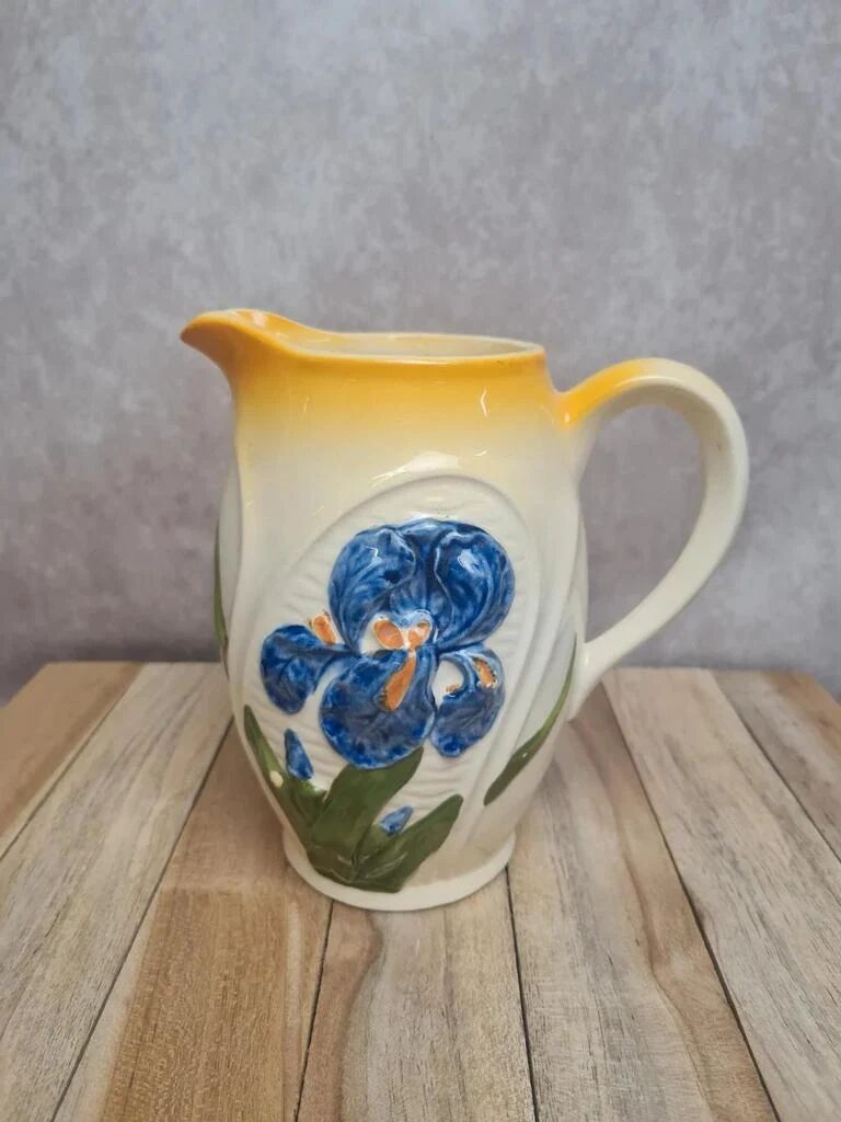 Pichet en barbotine vintage décor iris bleu