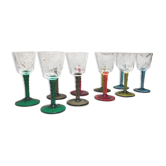 Ancien et rare ! Vendu en lot de 12 Verres à pieds torsadés colorés et gravés de fleurs et feuilles