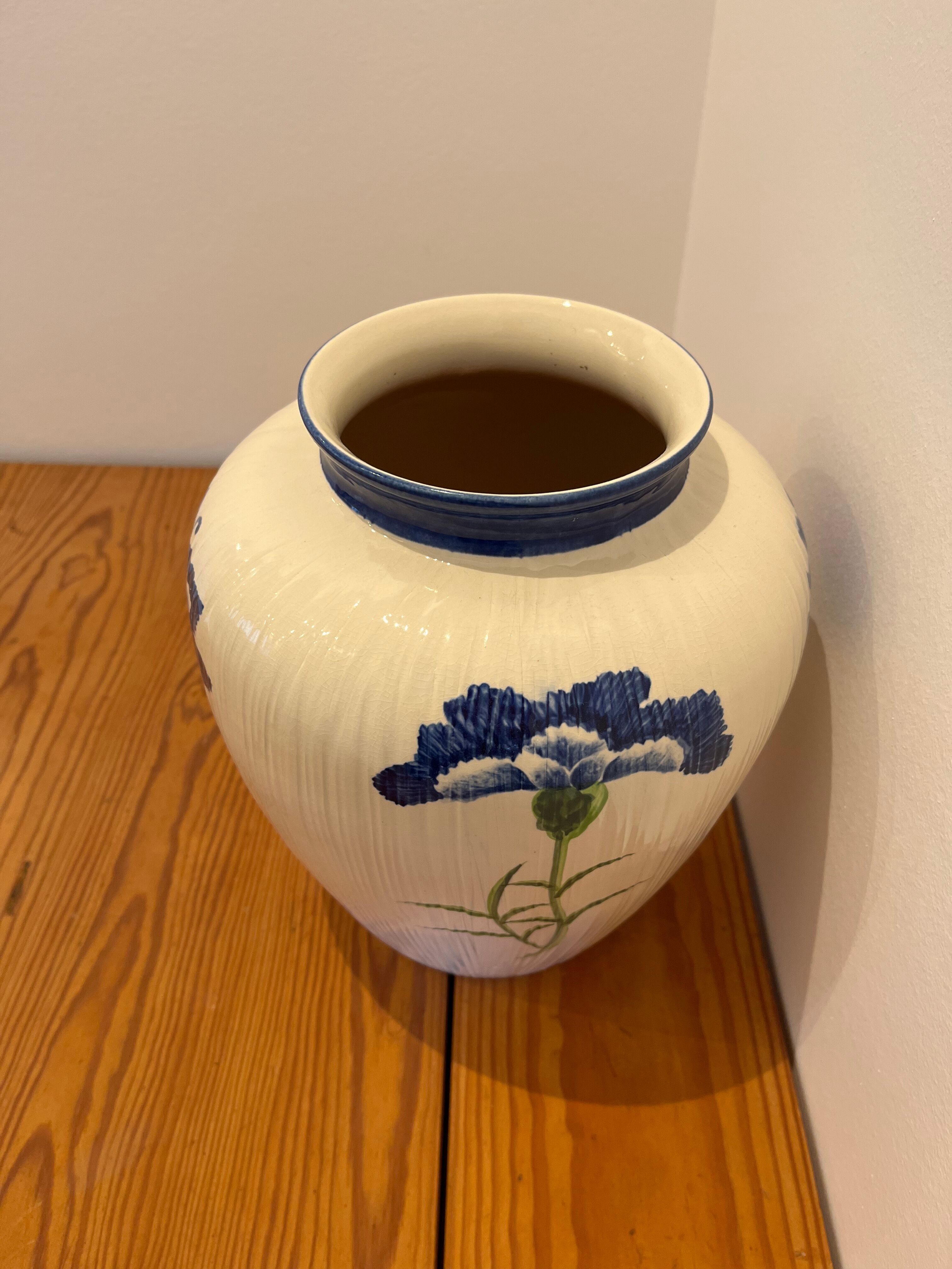 Terracotta vase - blueberry