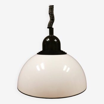 Lampe suspendue, en plastique blanc laiteux avec dessus/suspension noir, probablement danoise.