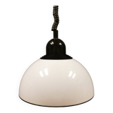 Lampe suspendue, en plastique blanc laiteux avec dessus/suspension noir, probablement danoise.