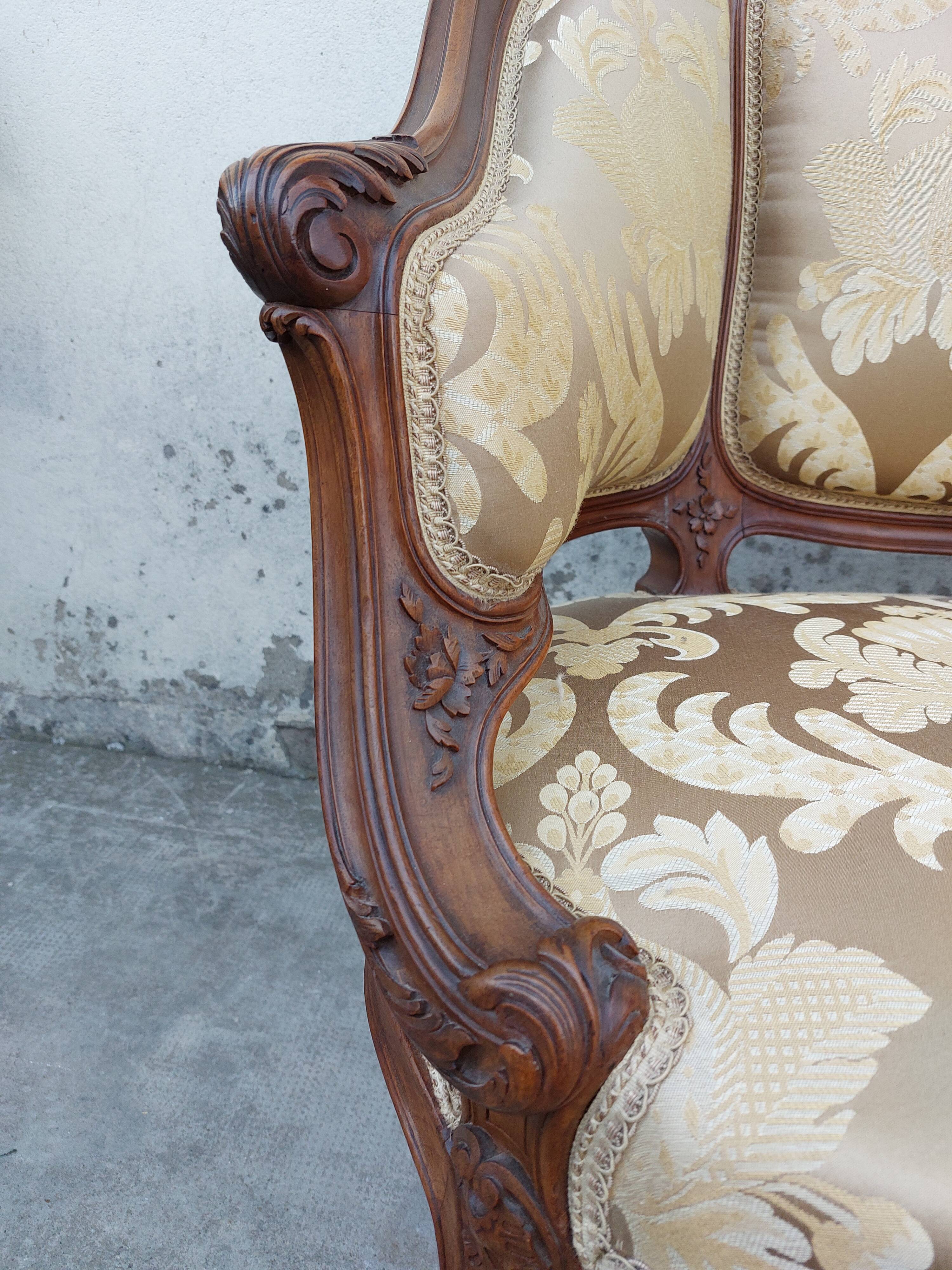 Fauteuil bergère louis XV en Noyer sculpté