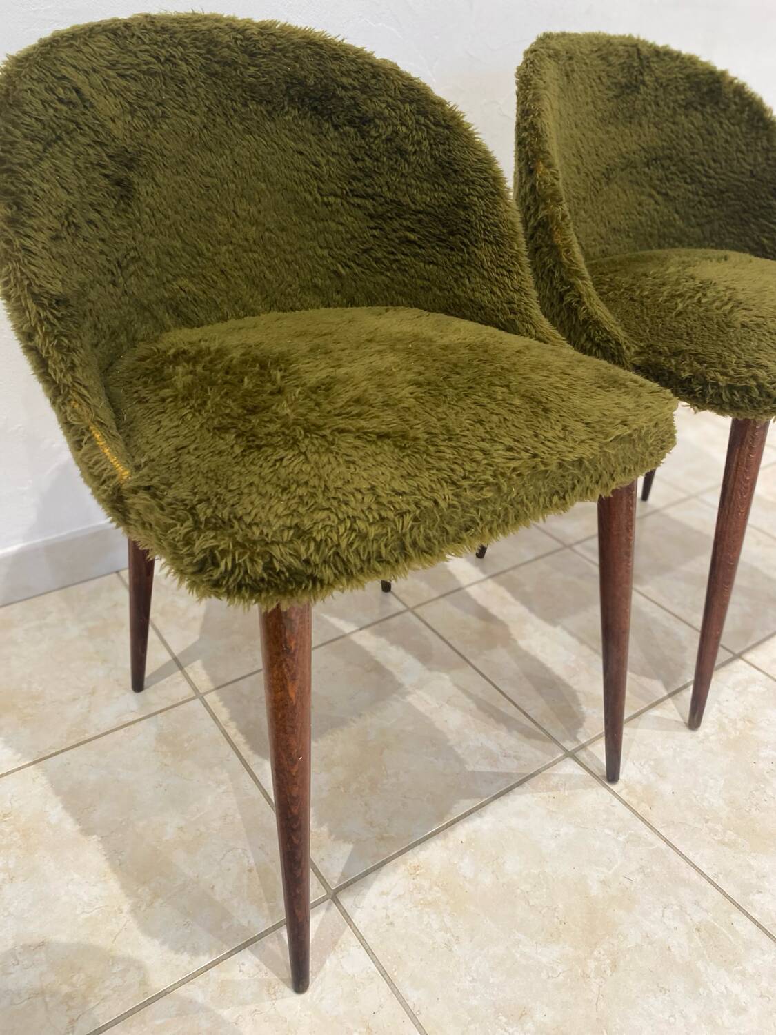 Vintage chairs - Retro chic design - Moss green fur
