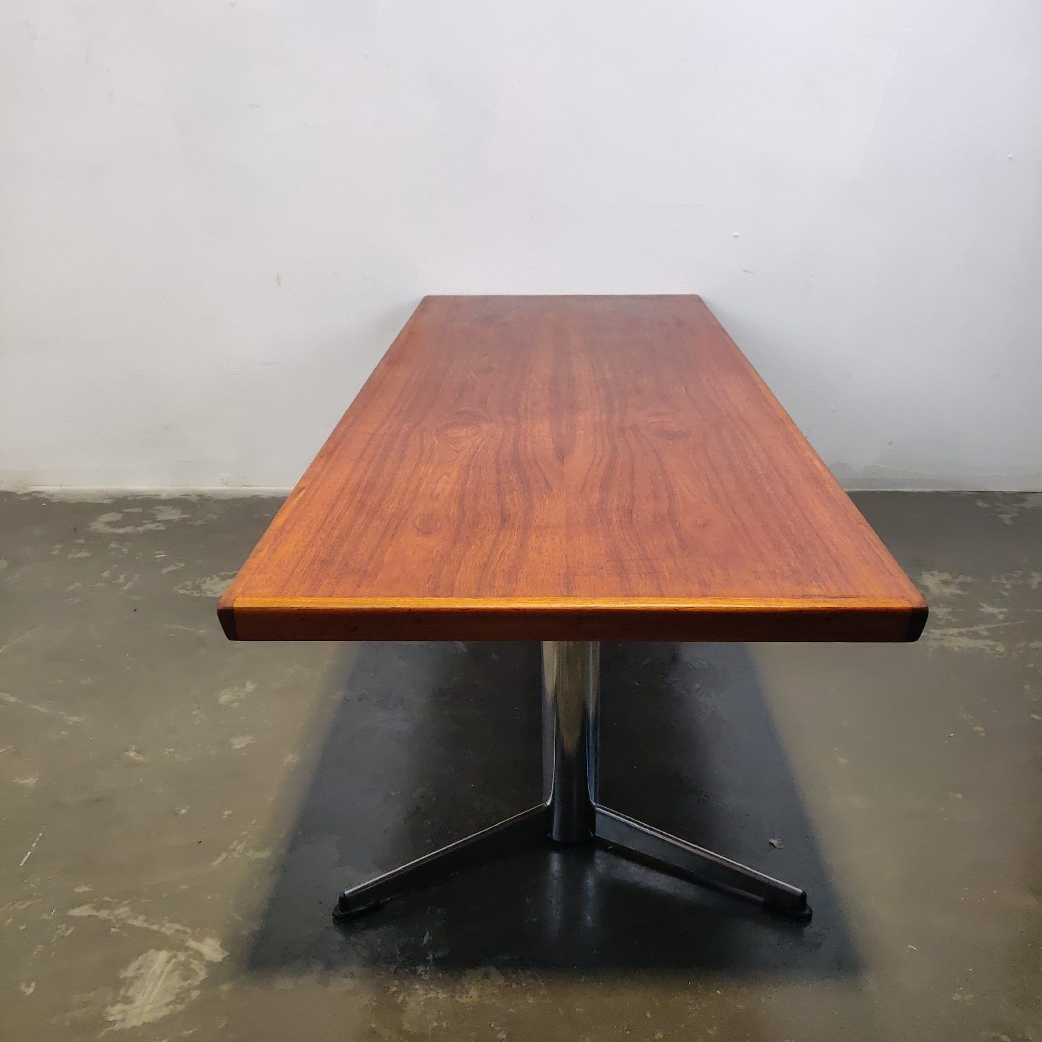 Table basse allongée en teck avec piètement en métal