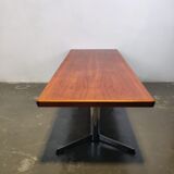 Table basse allongée en teck avec piètement en métal