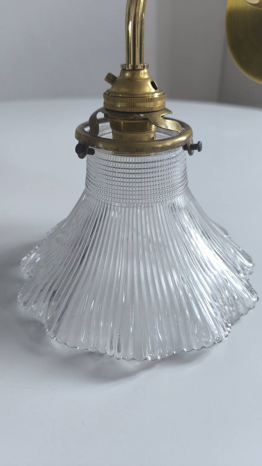 Applique en verre holophan et laiton doré