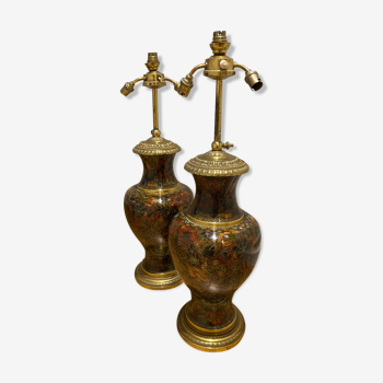 Paire de grandes lampes à poser formées de vases en bronze doré & émaux cloisonnés chinois