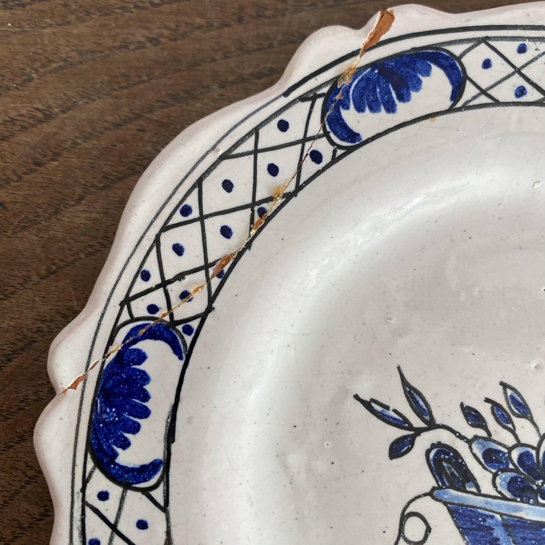 Dessert plates in Rouen faience with hand decoration.