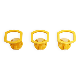 Set of 3 yellow metal coat hooks