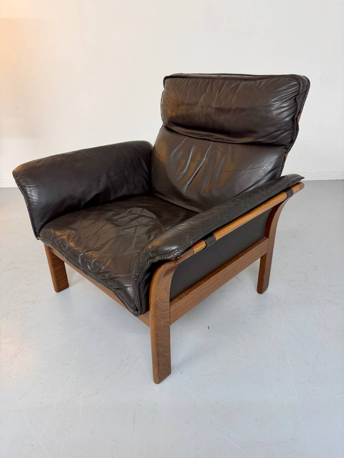 Vintage 70s Dreipunkt Scala design armchair in black leather and teak.