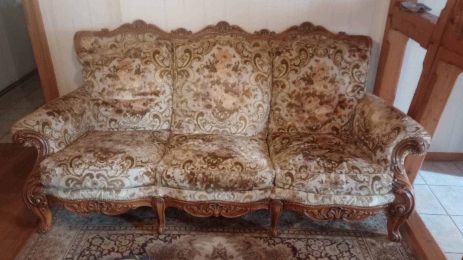 Three-seater canapé in antique style / Louis XV in carved wood.