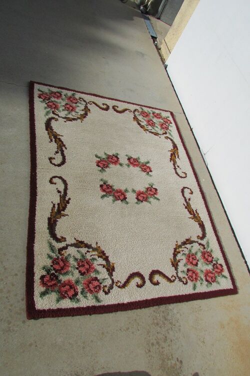 Romantic white and burgundy rug, 190 x 150 cm