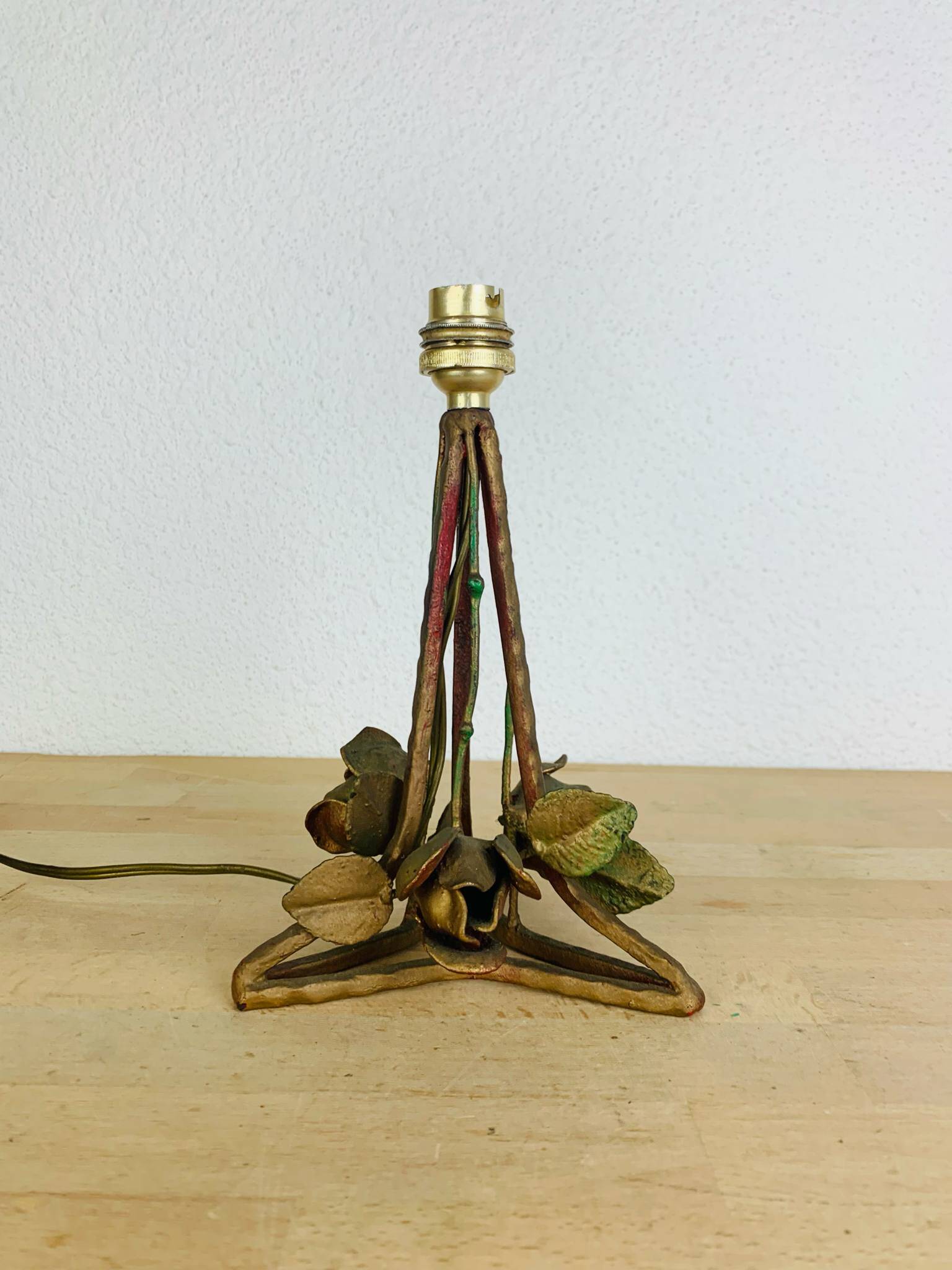 Art Deco lamp in gilded wrought iron with roses