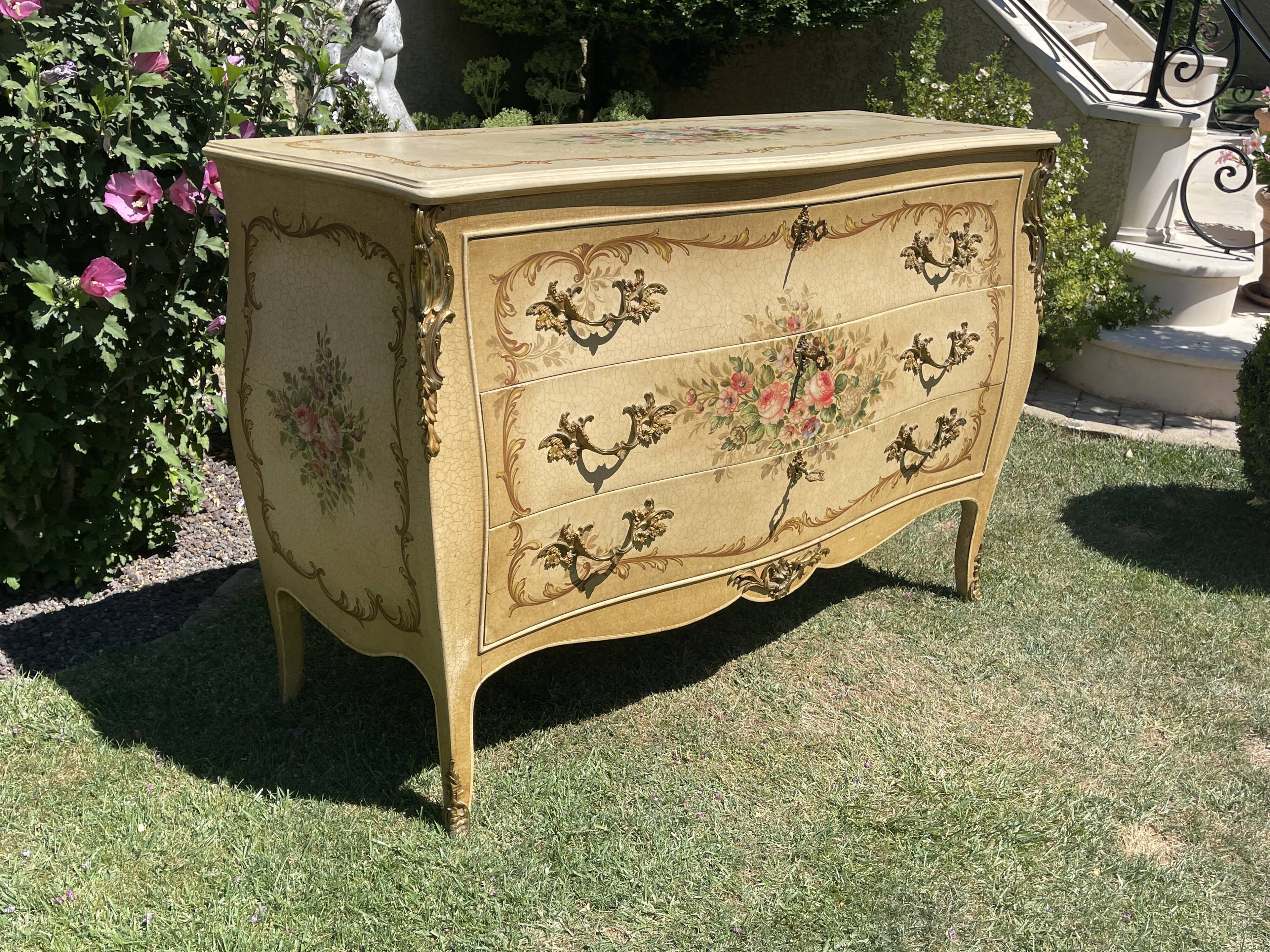 Commode laquée style Louis XV