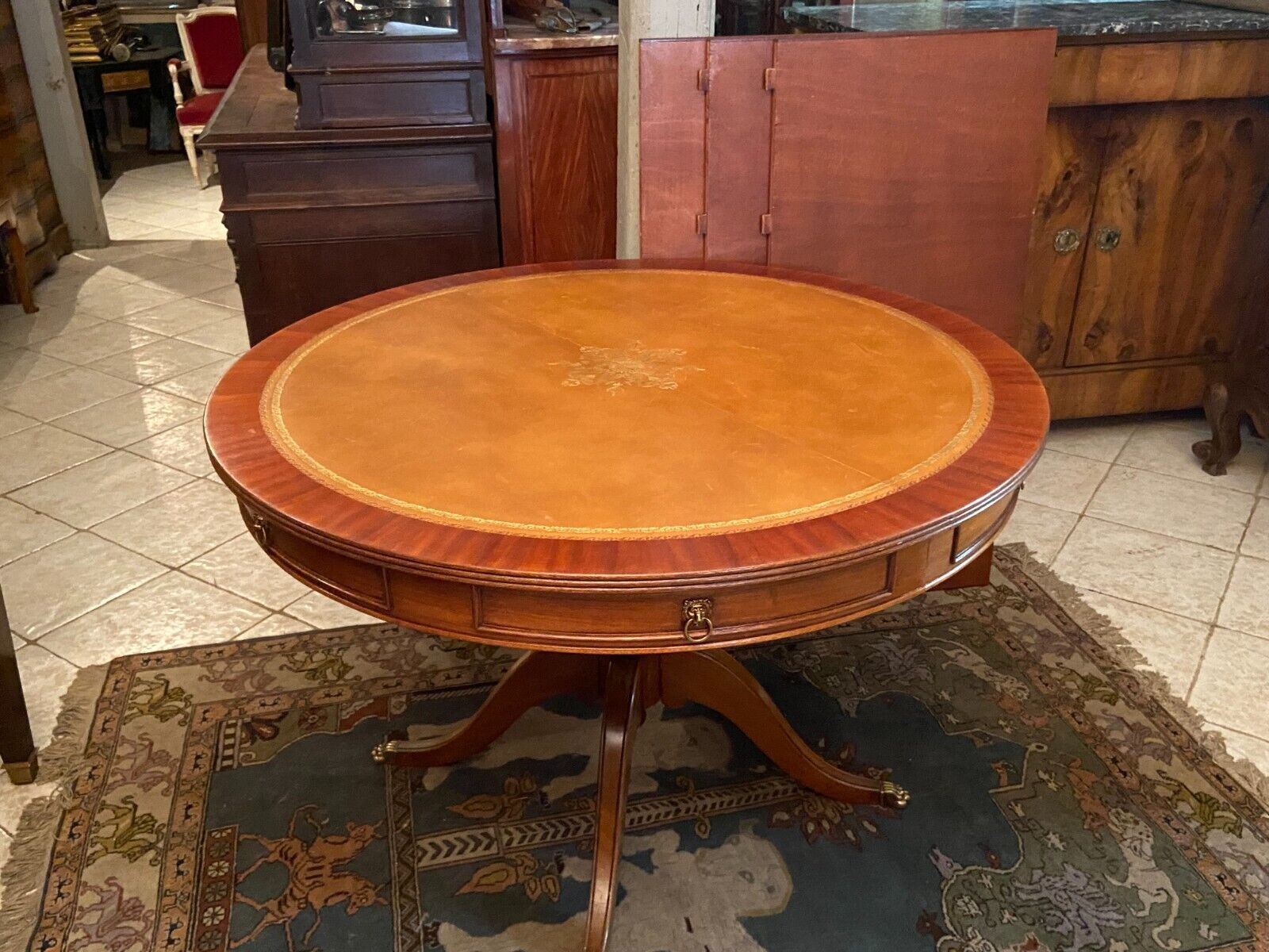 Circular table in light mahogany and leather base claw English style