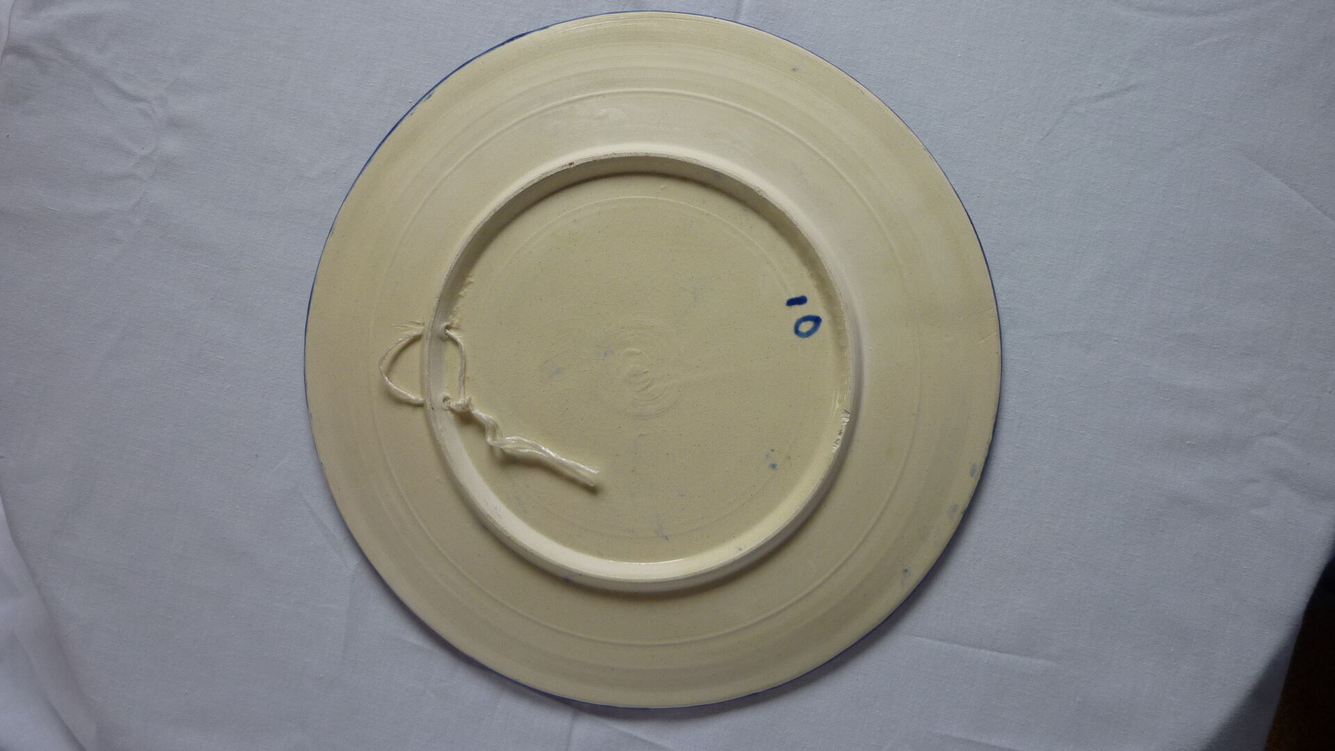 Flat enamelled geometrical patterns